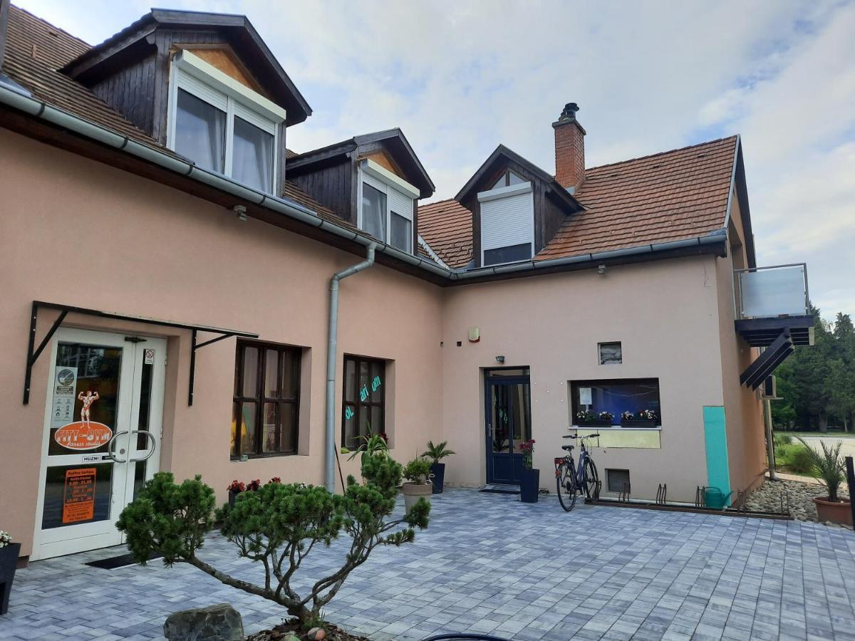 Fitt Apartman Lenti Exterior foto